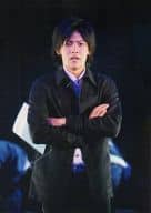 池田竜治(河野良平)/ライブフォト・膝上・ジャケット黒・シャツ白・両手組み・背景黒/舞台｢ロストデイズ｣/公式生写真