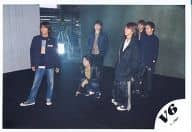 V6/集合(6人)/横型・全身・衣装黒・目線左・井ノ原しゃがみ・背景黒/公式生写真
