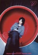 小野大輔/衣装グレー・座り・足組み・目線右・両手お腹・背景赤黒/Original Entertainment Paradise おれパラ 2009