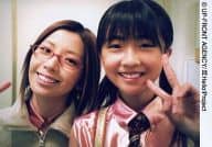 Hello! Project/村田めぐみ・熊井友理奈/横型・バストアップ・衣装緑・ピンク・左手ピース・村田メガネ/公式生写真