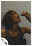 KAT-TUN/上田竜也/バストアップ・タンクトップ茶色・左手おにぎり・口開け・背景グレー/公式生写真