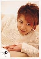 ジャニーズ/生田斗真/上半身・衣装白・両手肘掛け・目線右/公式生写真