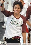 関西ジャニーズJr./桐山照史/ライブフォト・膝上・シャツ白・袖茶色・右手マイク/Johnny’s web/KANSAI JOHNNY’SJr WEST