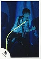 V6/井ノ原快彦/ライブフォト・衣装白・黒・黄色マイクスタンド・背景青/公式生写真