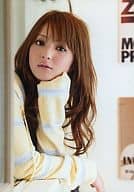 佐々木希/衣装グレー.黄色・バストアップ・頬杖/公式生写真