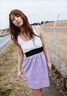 佐々木希/衣装白.紫・膝上・背景にフェンス/公式生写真