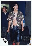 V6/井ノ原快彦/衣装迷彩柄シャツ緑・ズボン黒・靴赤・目線右・後ろに人/公式生写真