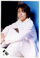 V6/井ノ原快彦/衣装白・座り・膝抱え・左向き・背景黒青/公式生写真