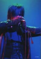 Plastic Tree/有村竜太朗/ライブフォト・バストアップ・衣装黒・両手マイク・照明青・枠無し/公式生写真