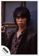 嵐/松本潤/バストアップ・黒シャツ・黒ジャケット・後ろに天使の彫像と額縁/公式生写真