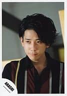 嵐/二宮和也/バストアップ・ポロシャツ赤、黒・目線左/公式生写真