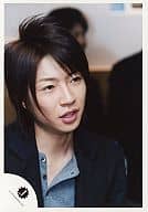 嵐/相葉雅紀/バストアップ・衣装黒・インナーグレー・目線右/公式生写真
