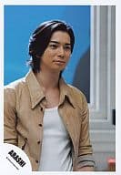 嵐/松本潤/腰上・白シャツ・茶ジャケット・背景水色/公式生写真