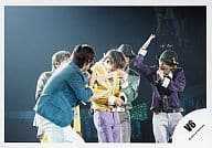 V6/集合(5人)/ライブフォト・横型・センター三宅・森田右手上げ・マイク/公式生写真