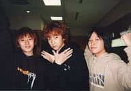w-inds./集合(3人)/横型・バストアップ・橘両手胸前で交差・緒方衣装ベージュ
