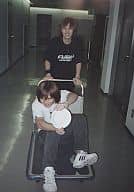 w-inds./千葉涼平・緒方龍一/緒方台車に乗り.両手お皿・千葉衣装黒