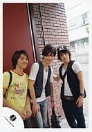 Veteran/山碕薫太・室龍太・浜中文一/膝上・センター山碕・室シャツ黄色・浜中帽子黒/公式生写真