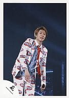 嵐/相葉雅紀/膝上・衣装赤、白・左手マイク・ライブフォト/公式生写真
