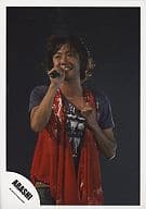 嵐/相葉雅紀/上半身・衣装グレー、赤・右手マイク・ライブフォト/公式生写真
