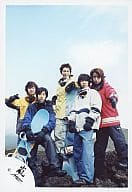 嵐/5人/全身・スノーボードウェア・二宮、松本手にボード・岩場・背景青空/公式生写真