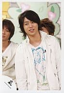 嵐/櫻井翔/上半身・ジャケット白・Tシャツ白・目線左・後ろに大野、相葉/公式生写真