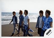 嵐/集合(5人)/横型・全身・背景海・左向き・歩く/公式生写真