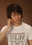 村井良大(小次郎)/バストアップ・Tシャツ白・右手耳・背景茶色/舞台版「風魔の小次郎」ブロマイド