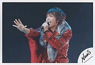 NEWS/増田貴久/ライブフォト・横型・上半身・衣装赤・左手マイク・右手前・目線左/公式生写真