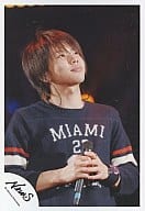 NEWS/増田貴久/ライブフォト・上半身・セーター黒・目線右上・両手マイク/公式生写真