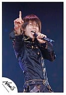 NEWS/増田貴久/ライブフォト・上半身・衣装黒・右手指差し・左手マイク/公式生写真