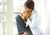 伊礼彼方(佐伯虎次郎)/横型・シャツ白・ジーンズ・犬を抱え・私服ショット/ミュージカル『テニスの王子様』The Progressive Match 比嘉 feat. 立海 生写真