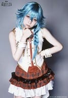 ディア☆/雛形羽衣(ヤマダ)/膝上・衣装白・右手顎・左手腰・首傾げ・キャラクターショット/舞台「プロジェクト東京ドールズ」ランダムブロマイド