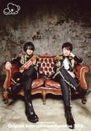 D.A.T/小野大輔・近藤孝行/全身・ソファ座り・小野頬杖・近藤右手肘掛・背景壁グレー/「Original Entertainment Paradise -おれパラ- 2018 ～We’lluminate☆PARTY～」生写真セット D.A.T