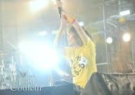 日笠陽子/ライブフォト・横型・上半身・衣装黄・白・両手上げ・右手パー・左手マイク・目線左・ライト白・2Lサイズ/ライブツアー「Le Tour de Couleur」フォトチョイス