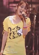 日笠陽子/ライブフォト・上半身・衣装黄・白・左手マイク・顔右傾け・背景赤・2Lサイズ/ライブツアー「Le Tour de Couleur」フォトチョイス