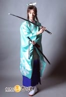 安西慎太郎/全身・衣装緑・両手武器・背景グレー/「ゆく年く・る年冬の陣 師走明治座時代劇祭」ブロマイド