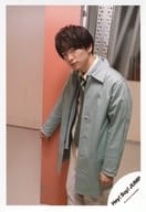 Hey!Say!JUMP/知念侑李/膝上・衣装緑・白・左向き・首傾げ/Hey!Say!JUMP シングル「Lucky-Unlucky」MV＆ジャケ写オフショット/公式生写真