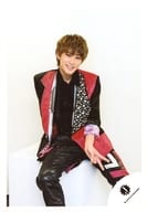 HiHi Jets/橋本涼/膝上・座り・衣装赤・黒・白・左手ピース・背景白/「ジャニーズ銀座2019 Tokyo Experience」グッズオフショット/公式生写真