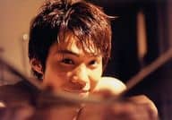 一徹/横型・顔アップ・裸・顔右向き・微笑・顎乗せ・顔に影・室内/公式生写真
