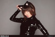 吉田仁美/横型・上半身・衣装黒・猫耳・右手グー・口すぼめ・顔左向き/ニコニコミュージカル#003「ニコニコニーコ」ブロマイド