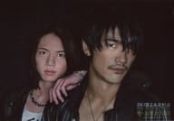 谷口賢志・北村諒/横型・顔アップ・衣装黒・肩に手・背景黒/谷口賢志＆北村諒「聖・忘年会2015 ～自由にやらせていただきます!～」ブロマイド