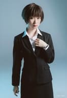 河内美里(常守朱)/膝上・スーツ・左手胸元・キャラクターショット/舞台版「PSYCHO-PASS サイコパス Chapter1-犯罪係数-」ランダムブロマイド