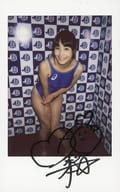 ☆浜田由梨/直筆サイン入り・全身(足見切れ)・衣装青・右手右腿・左手右腕・腰曲げ・顔左向き/競これイベント特典生チェキ