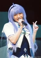 前嶋曜(神楽坂ルナ)/ライブフォト・上半身・衣装白・紺・左手親指人差し指立て・右手マイク/「LIVE!!アイ★チュウ ザ・ステージ ～Planete et Fleurs～」ランダムブロマイド