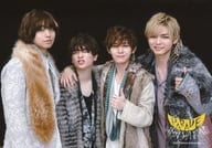 Hey! Say! JUMP/集合(4人)/横型・上半身・衣装白・茶色・黒・2人左手親指立て・肩組み・背景黒/「Hey! Say! JUMP LIVE TOUR 2019-2020 PARADE」複数の肖像画(オリジナルフォト)