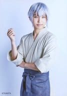 TAKA(霜月隼)/膝上・衣装グレー・和装・右手上げ・キャラクターショット/「『池袋月野亭』～師走鍋本舗～」トレーディングブロマイド