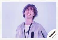 Snow Man/佐久間大介/横型・バストアップ・衣装白・黒・両手下・左向き・歯見せ/シングル「D.D. / Imitation Rain」MV＆ジャケ写オフショット/公式生写真