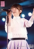 佐藤朱/ライブフォト・上半身・衣装白・紫・右手マイク/AKB48「僕の夏が始まる」公演 向井地美音 生誕祭 ランダム生写真 2020.2.7