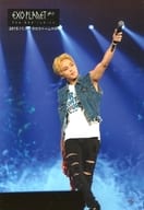 EXO-M/シウミン(XIUMIN)/ライブフォト・全身(足見切れ)・衣装白・青・デニム・左手マイク上げ・首傾げ・「2015.11.14 京セラドーム大阪」/「EXO PLANET #2-The EXO’luXion」メモカぴあ