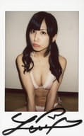 ☆鈴原優美/直筆サイン入り・膝上・座り・水着ピンク・白・両手下げ・顔左向き・口窄め・背景白/DVD「鈴原優美ちゃん! ついてっていいですか?」特典生チェキ